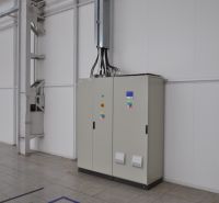 Schaltschrank in industriellen Produktionsräumen mit Fliesenboden.