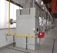 Produktionsräume mit technischer Ausrüstung und Rohrleitungen auf einem Boden mit Holzdekor.