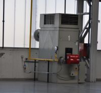 Industriehalle mit technischer Ausrüstung und Metallkonstruktionen in den Produktionsräumen.