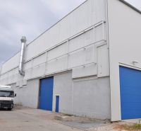 Produktionsräume in der Priemyselná in Galanta mit einem LKW vor den blauen Toren.