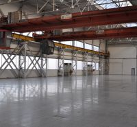Geräumige Produktionsräume mit hohen Decken und Kran in Galanta in der Priemyselna-Straße.