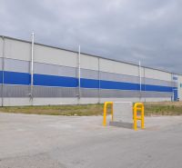 Produktionsräume in der Priemyselna-Straße in Galanta mit blau-grauem Design und einem Lastwagen.