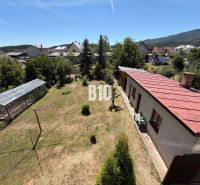 Ein Einfamilienhaus in Kláštor pod Znievom mit einem geräumigen Garten und einem Gewächshaus.