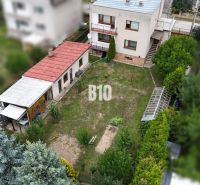 Ein Einfamilienhaus in Kláštor pod Znievom mit einem geräumigen Garten und einem Anbau.