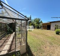 Ein Gewächshaus und ein Garten bei einem Einfamilienhaus in Kláštor pod Znievom auf einem sonnigen Grundstück.