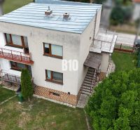 Ein Einfamilienhaus in Kláštor pod Znievom mit Terrasse, zwei Etagen und Garten.
