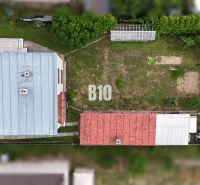 Luftaufnahme eines Einfamilienhauses in Kláštor pod Znievom mit grünem Garten.