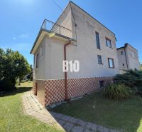 Ein Einfamilienhaus in Kláštor pod Znievom, Gras und Gehweg, Ziegelsockel.