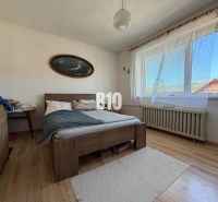 Schlafzimmer mit Bett und Holzboden in einem Einfamilienhaus.