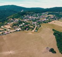 Luftaufnahme von Podhradie mit Einfamilienhäusern und Natur. Grundstücke - Wohnen.