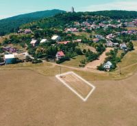 Malerische Landschaft Podhradie, Baugrundstücke eingebettet in grüne Hügel.
