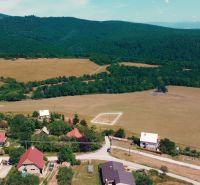 Ländlicher Blick auf Baugrundstücke in Podhradí, umgeben von Wäldern und Wiesen.