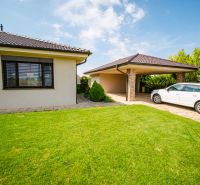Einfamilienhaus in der Družstevná-Straße in Vráble mit Auto und überdachtem Parkplatz.