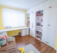 Kinderzimmer mit Bett, Regalschrank und Holzboden in einem Einfamilienhaus.