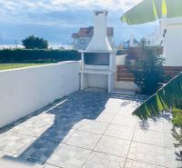 Der Hof des Einfamilienhauses in Yeni Boğaziçi mit Terrasse und Außengrill.