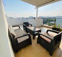 Geräumige Terrasse eines Einfamilienhauses mit Aussicht in Ynai Boğaziçi, mit bequemen Rattansitzmöbeln.
