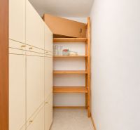 Stauraum in einer 4-Zimmer-Wohnung mit Regalen und einem Schrank für saisonale Dinge.