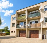 Wohnhaus für eine 4-Zimmer-Wohnung in Jahodná mit Balkonen und Satellitenschüsseln.