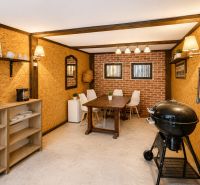Esszimmer in einer 4-Zimmer-Wohnung mit Ziegelwand, Deckenlampen und Grill.