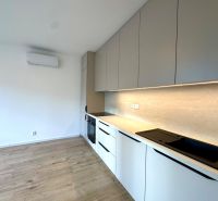 Küche mit Holzboden in einer 3-Zimmer-Wohnung.