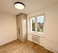 Ein Zimmer in einer 3-Zimmer-Wohnung mit Holzboden und Einbauschrank.
