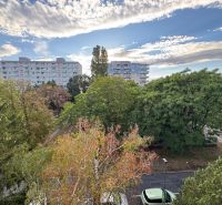 Blick von der Sečovská-Straße auf das Grün und die Wohnhäuser in Bratislava - Ružinov.