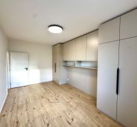 Ein Zimmer in einer 3-Zimmer-Wohnung mit Holzboden und Einbauschrank.