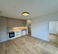 Innenraum einer 3-Zimmer-Wohnung mit Küche und Holzboden.