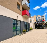 Außenbereich von Geschäftsräumen in der Okružná-Straße in Stupava.