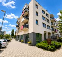 Geschäftsräume in der Okružná-Straße in Stupava, modernes Gebäude mit Grünflächen und Parkmöglichkeiten.