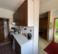 Küche in einem Einfamilienhaus mit Badezimmer, Wohnzimmer und Blick in den Garten.