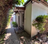 Einfamilienhaus in der Senna-Straße in Bratislava - Ružinov, seitlicher Garten mit Gehweg.