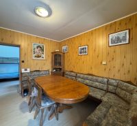 Essbereich in einem Einfamilienhaus mit Holzboden und rustikalen Möbeln.