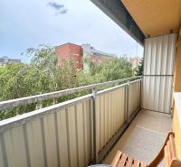 Balkon einer Einzimmerwohnung in der Sekurisova-Straße in Bratislava - Dúbravka mit Blick auf das Grün.