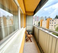 Balkon mit Sitzgelegenheit in der Sekurisova-Straße in einer 1-Zimmer-Wohnung in Bratislava - Dúbravka.