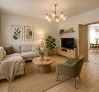 Wohnzimmer in einem Einfamilienhaus mit Holzboden, Sofa und Fernseher.