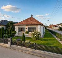 Einfamilienhaus in der Dvorčanská-Straße in Dolné Krškany mit gepflegtem Garten und Pavillon.