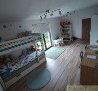 Kinderzimmer mit Etagenbett, Schreibtisch und Boden mit Holzdekor.