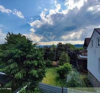 Ein Einfamilienhaus in Banská Bystrica mit einem großen Garten, umgeben von Grün und Bäumen.