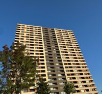 Hochhaus in der Bosákova-Straße in Bratislava - Petržalka, umgeben von Grünflächen.
