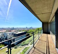 Von der Terrasse der 4-Zimmer-Wohnung am Zlatá noha in Bratislava - Nové Mesto hat man einen wunderschönen Ausblick.