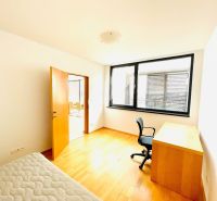 Ein Zimmer in einer 4-Zimmer-Wohnung mit einem Boden in Holzoptik, einem Schreibtisch und einem Stuhl.