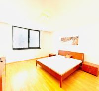 Helles Schlafzimmer mit stilvollen Möbeln und Holzboden in einer 4-Zimmer-Wohnung.