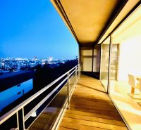 Nächtlicher Ausblick vom Balkon einer 4-Zimmer-Wohnung mit Holzboden.