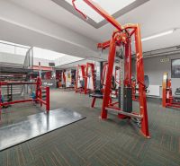 Fitnesscenter mit Hanteln und Kraftgeräten, Geschäftsräume.