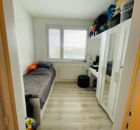 Kleines Zimmer in einer 3-Zimmer-Wohnung mit Bett und Schrank, Boden mit Holzdekor.