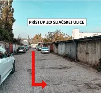 Garagen in Bratislava - Nové Mesto in der Sliačska-Straße, gesäumt von geparkten Autos.