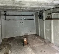 Ein Betonraum mit Halterungen an der Wand und einem Boden mit Holzdekor in Garagen.