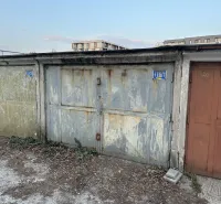 Verlassene Garagen in Bratislava - Nové Mesto mit abgebröckeltem Putz und Blechttüren.