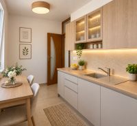 Küche in einer 2-Zimmer-Wohnung mit Holzdekor und dekorativen Pflanzen auf dem Tisch.
